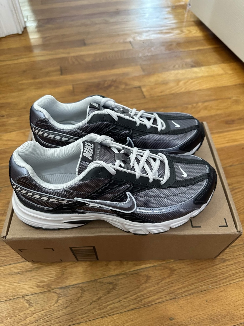 *Slightly Used* Nike Initiator Men Grey White (IB3083-001) Size 7.5